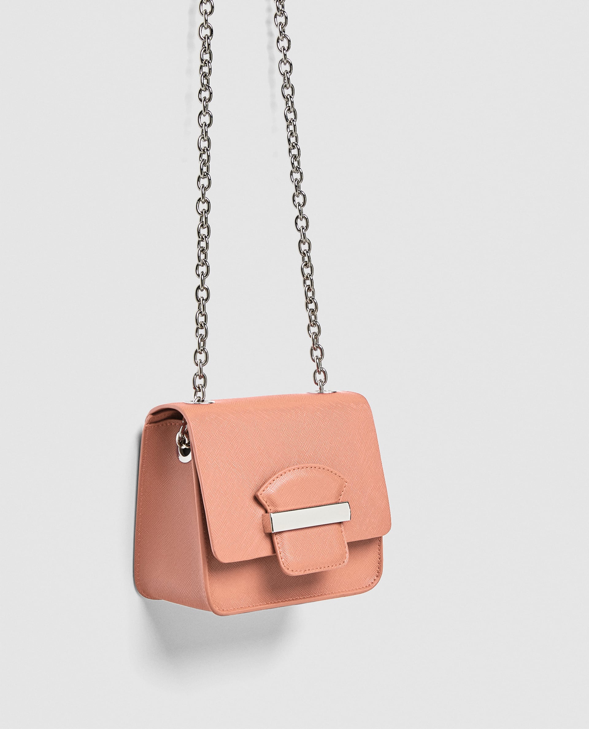 Bandolera con cadena de Zara: 19,95 euros.