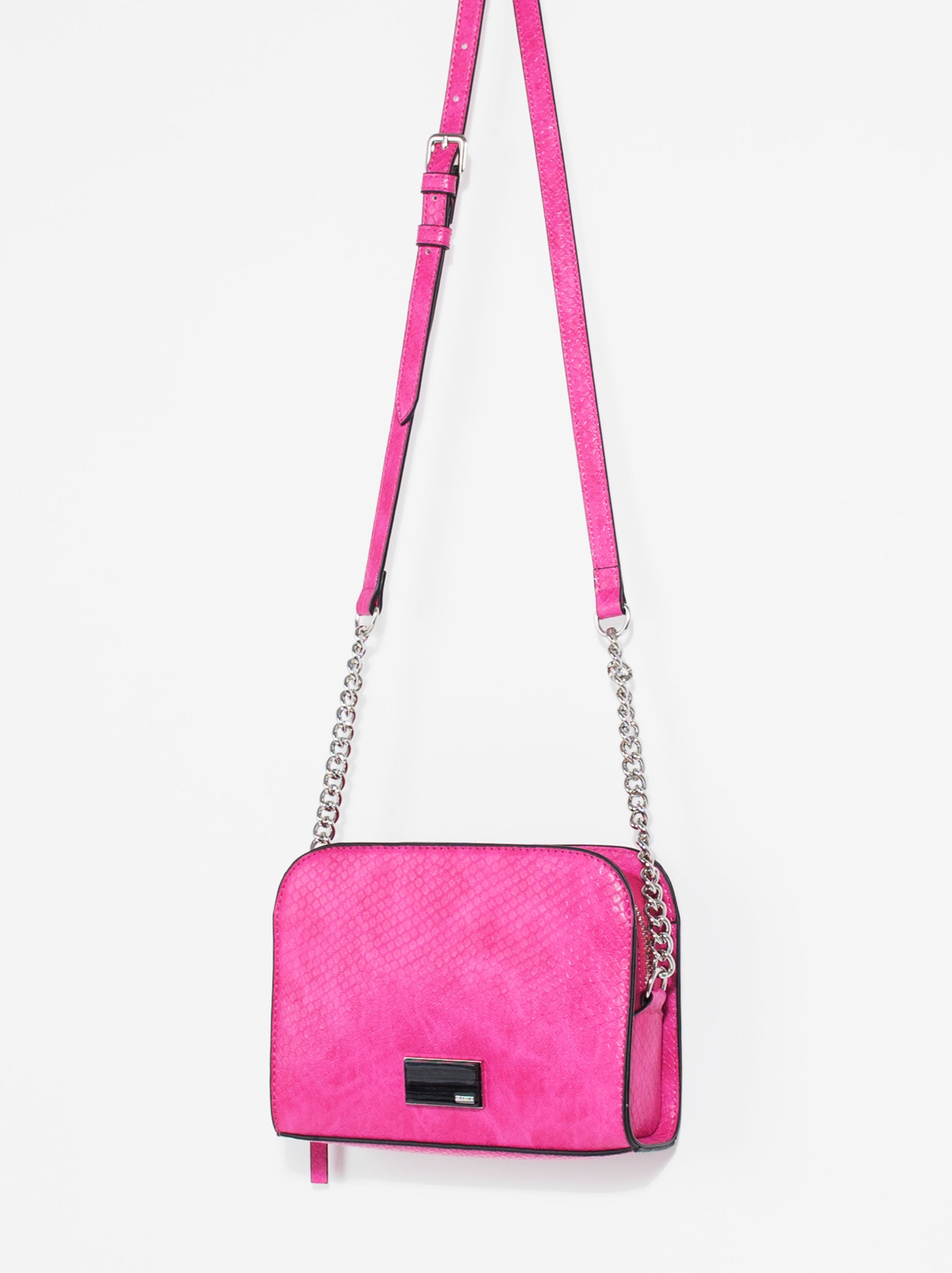 Bandolera en color rosa de Parfois: 19,99 euros.