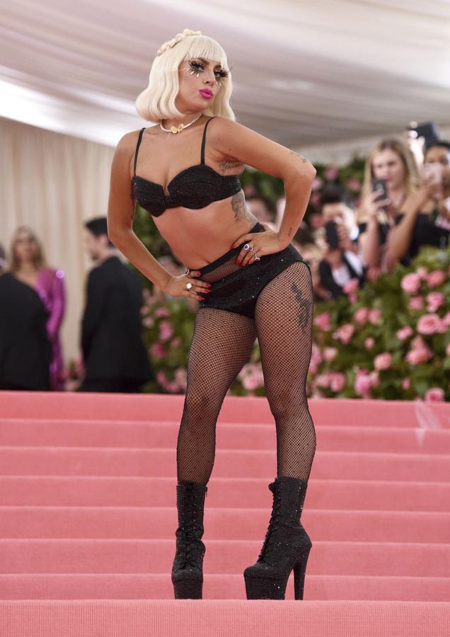 El término camp de la Gala Met 2019 dio rienda suelta a la imaginción de muchos de sus asistentes. Entre ellos, Lady Gaga, que más que un vestido llevó tres looks que se iban descubriendo con un pequeño espectáculo. Al final se quedó cai en ropa interior.  El diseño 'cuatro en uno' era de Brandon Maxwell.
