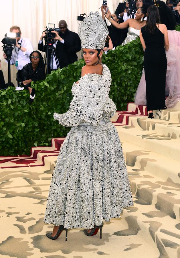 De nuevo un look del 2018, esta vez de Rihanna vestido de... ¿papa? Un diseño impactante de John Galliano para Maison Margiela.