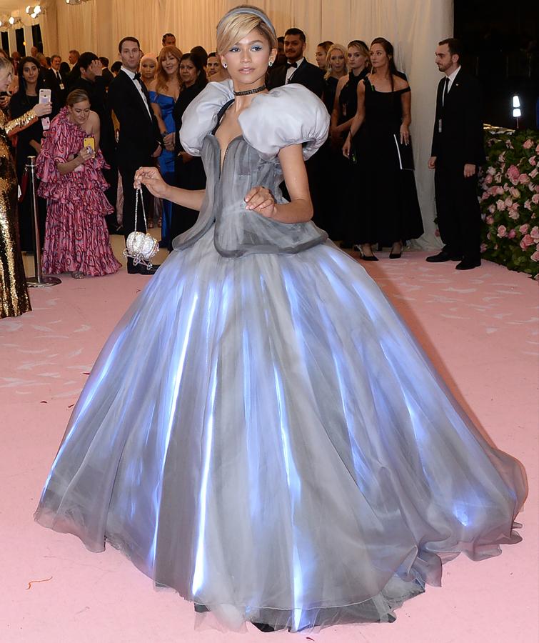 Una Cenicienta moderna. Así acudió Zendaya a la Gala Met 2019, con un vestido de psirncesa que se iluminaba al andar. Un diseño de Tommy Hilfiger que acompañó hasta de un hada madrina.