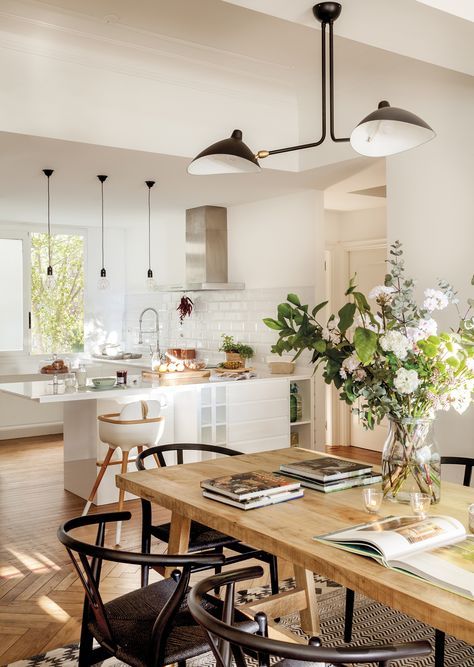 Es hora de derribar los muros y hacer de tu hogar lugar en el que todo se conecte y fluya. Sin duda, la cocina, el salón y el comedor se fusionarán en un único espacio abierto, con diferentes ambientes, y muy funcional.