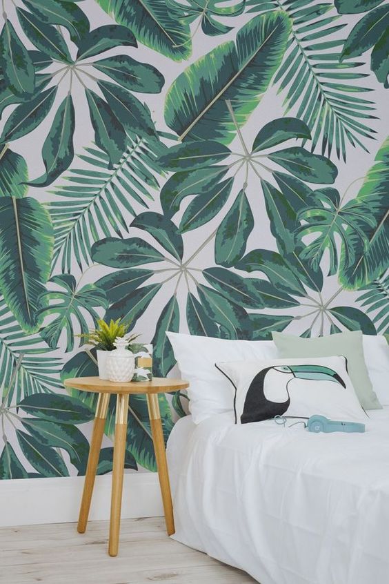 Y para prueba de lo anterior... esta maravillosa pared con papel pintado con estampados tropicales.