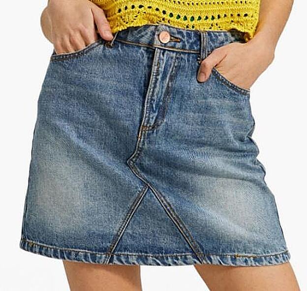 Falda denim con corte delantero de Stradivarius.