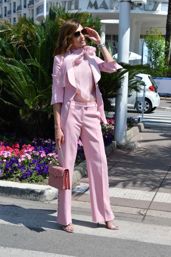 La modelo española derrochó estilo con un traje masculino rosa de Ermanno Scervino, bolso de Bulgary y sandalias plateadas de Rene Caovilla