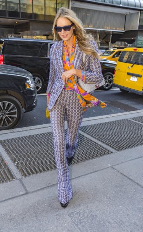 Elle Macpherson es otro gran ejemplo con este look 'total vintage' con estampados hippies incluidos y camisa con la que completa su look.