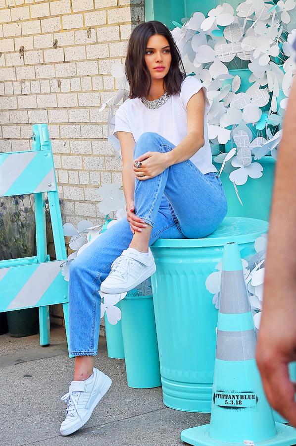 Hay pocas combinaciones tan sencillas y que funcionen tan bien como el pantalón vaquero, camiseta blanca y zapatillas, como lo hace Kendall Jenner.