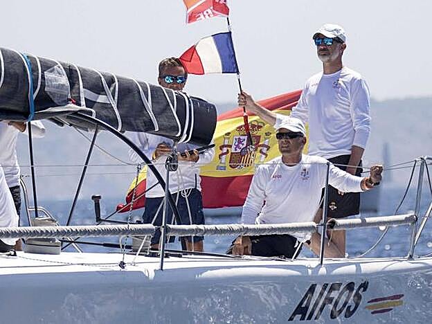 El Rey Felipe en el velero Aifos.