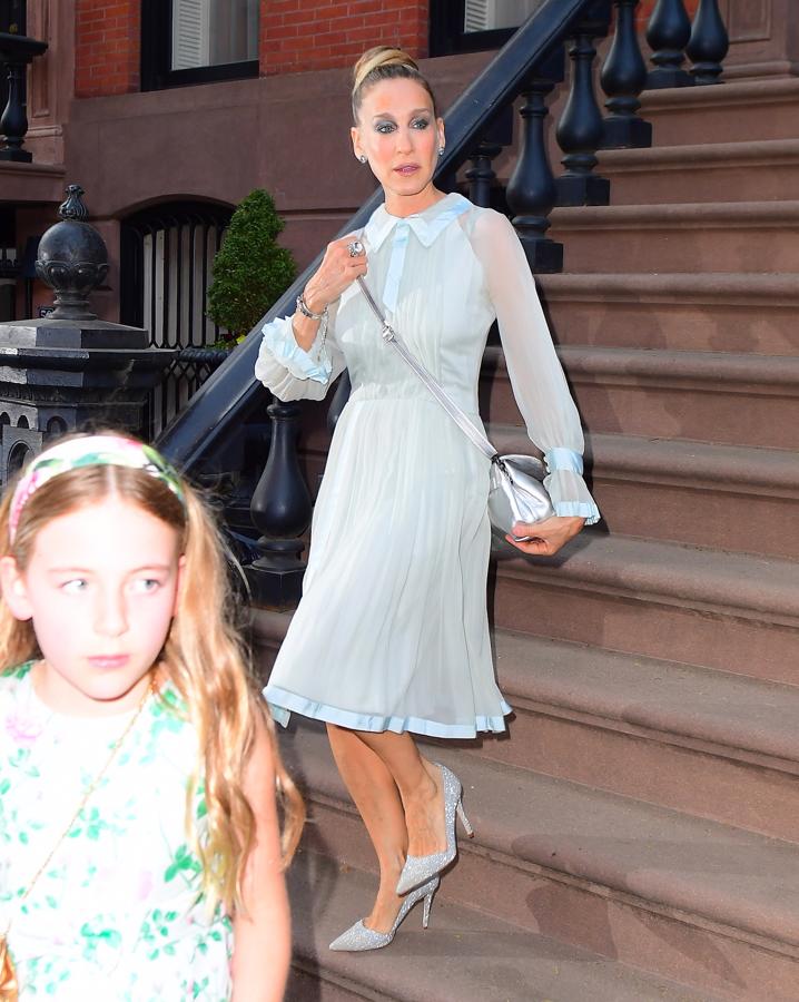 No iba a una boda, sino a una red carpet, la de los New York City Ballet Spring Gala, pero el look de sarah Jessica Parker era digno de la invitada prfecta. La actriz estaba espectacular con un vestido midi color mint que combinó con unos salones 'glitter'.
