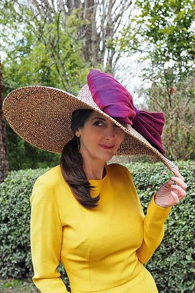 Espido Freire elige tres sombreros de Y si fuera ella para la cita hípica Hats&Horses
