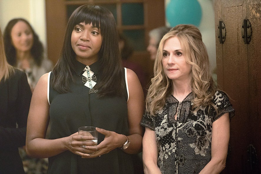 Familia multiétnica en la nueva serie de Alan Ball: Greg (Tim Robbins) y Audrey (Holly Hunter) adoptan a una niña negra, un niño asiático y otro latino, y son padres biológicos: explosivo cuando crecen..