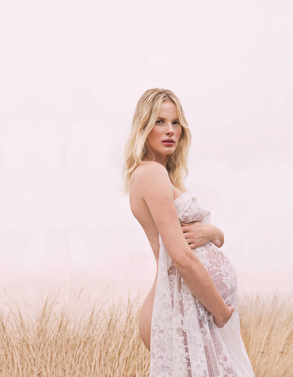 La modelo rusa Anne Vyalisyna –una de las musas de Sports Illustrated– es madre de una niña, Alaska. “Se lo pusimos porque ese lugar es el punto en el que se encuentran Rusia y EE.UU”, dice. El amor que siente por la pequeña es, asegura, su mayor debilidad pero a la vez su mayor fortaleza. “Soy una madre increíblemente amorosa. Y estoy criando a mi hija tal como mi madre lo hizo conmigo”.