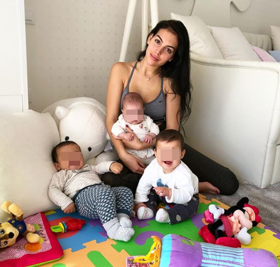 La novia de Cristiano Ronaldo trajo al mundo a su primera hija, Alana Martina, en noviembre de 2017. Para ella será el primer día que celebrará el Día de la Madre junto a su pequeña y con los gemelos y Cristiano Jr, hijos que el futbolista tuvo previamente y con los que ejerce también como madre.