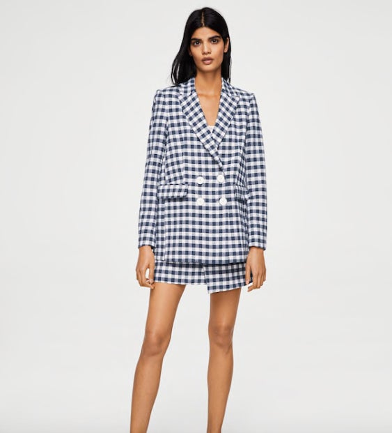 Americana de cuadros Vichy de Mango: 59,99 euros.