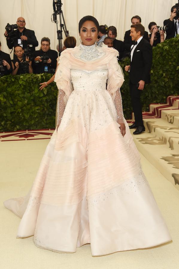 Una cosa es vestirse virginal y otra tartita de fresa con mucho merengue, que es lo que le pasó Alicia Quarles