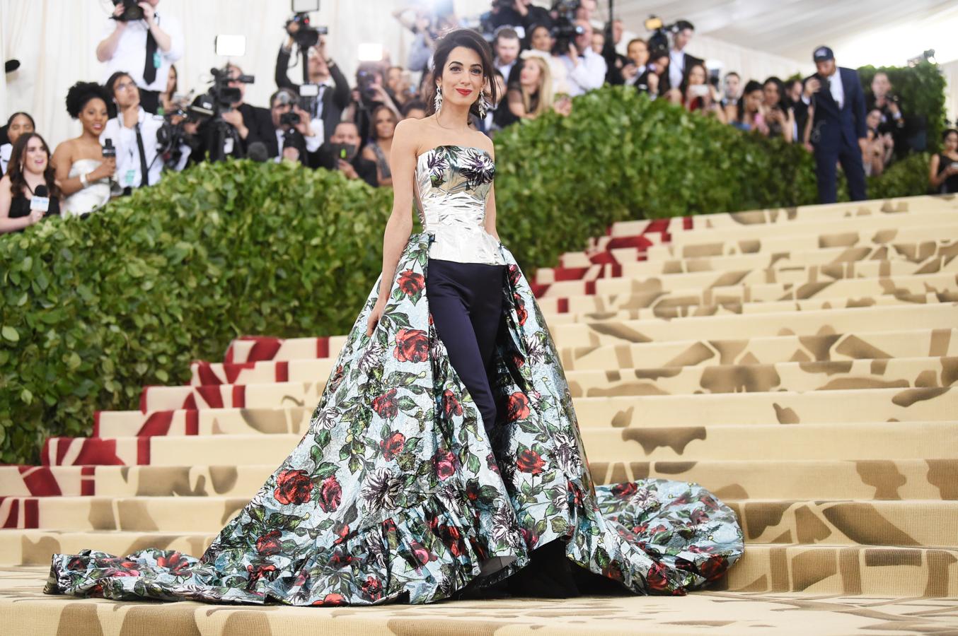 Amal Clooney, con un conjunto de corsé y pantalón con sobrefalda estampada de Richard Quinn