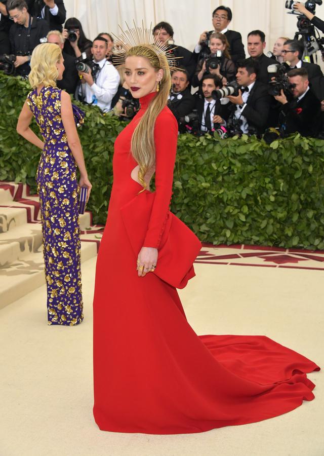 AAmber Heard, con un diseño rojo cut out de Carolina Herrera