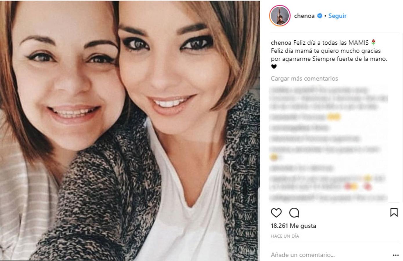Chenoa agradece a su madre haberla cogido siempre fuerte de la mano. Una instantánea en la que no pasa desapercibido su gran parecido.