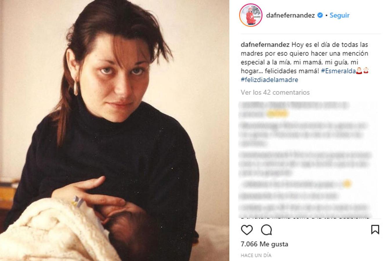 Dafne Fernández, que espera con ilusión su primer retoño, hace una mención especial a su madre a través de esta fotografía de ambas.