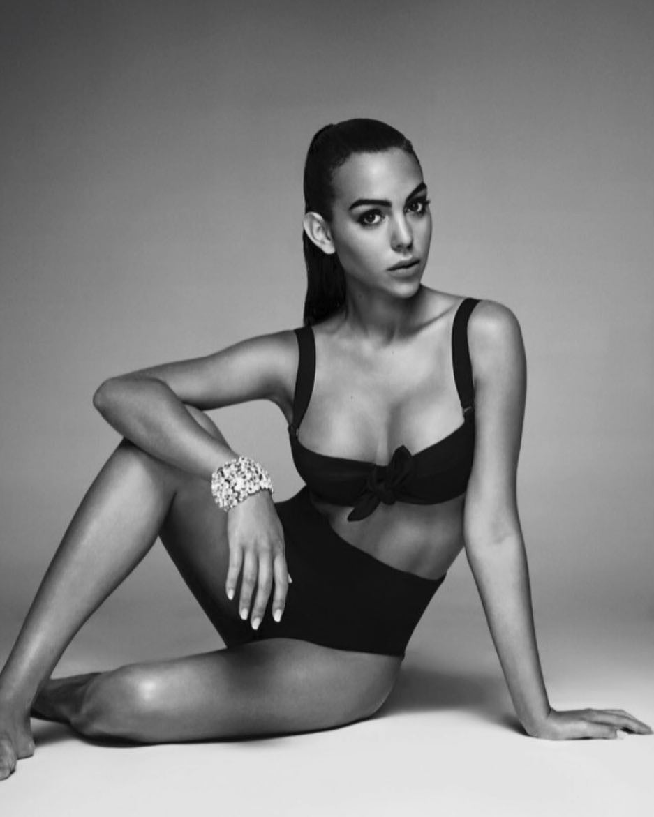 A Georgina Rodríguez se le conoce como la Kardashian española en lo que a estilo se refiere. La padre de la última hija de Cristiano Ronaldo es aficionada a posar de manera muy sexy en las redes sociales.