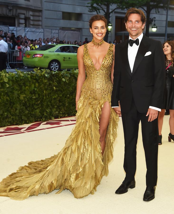 Irina Shayk, con vestido dorado con escote pronunciado, y Bradley Cooper, de Tom Ford