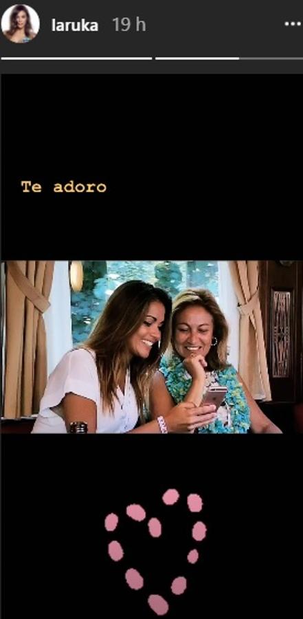 Lara Álvarez ha felicitado a su madre desde la isla con este cariñoso 'stories' con dedicatoria incluida.
