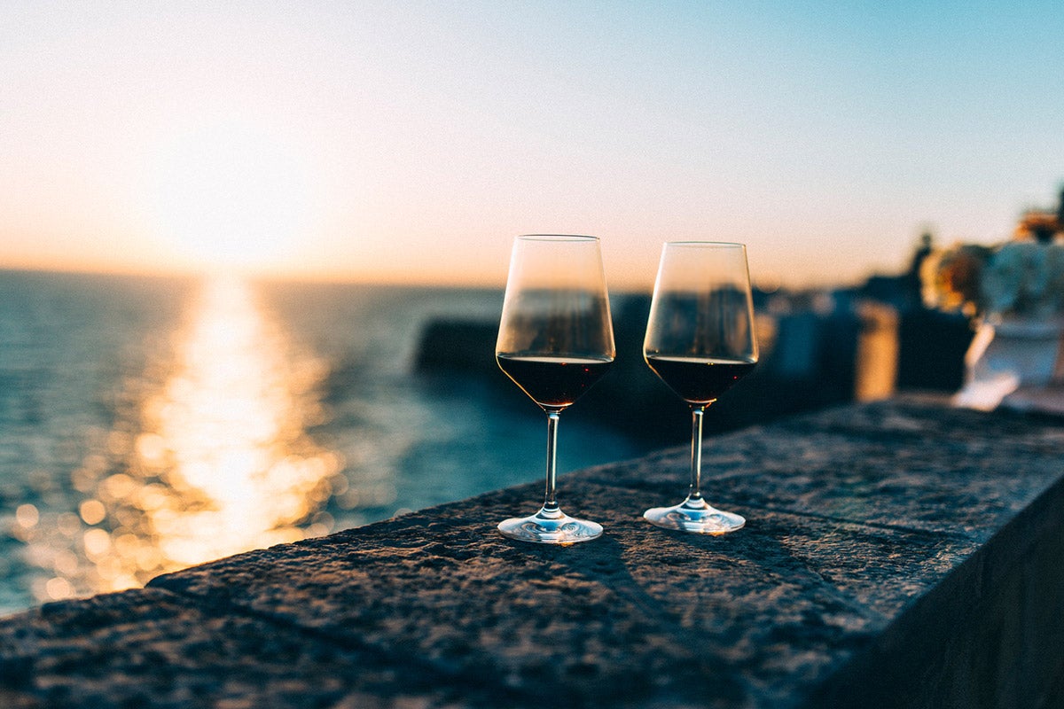 Este asombroso restaurante está construido en el interior de una cueva de la costa italiana y es ideal para comer al aire libre con la agradable brisa de las noches de verano. Está situado en el hotel B&B Relais del Senatore, en Monopoli. (Italia)