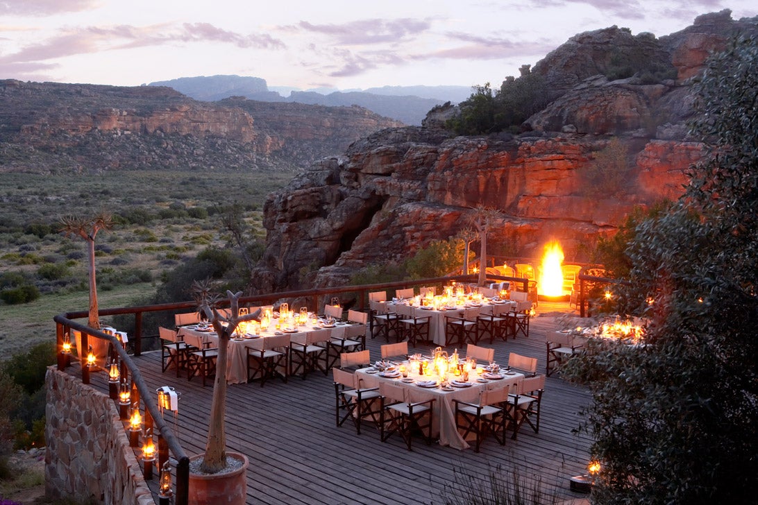 El restaurante Embers at Bushmans Kloof, en Sudáfrica, ofrece una cena bajo el cielo africano rodeado de un anfiteatro natural de arenisca. Su ambiente es espectacular gracias a una hoguera y la multitud de velas y farolillos que lo iluminan. Cenar así es una experiencia inolvidable.