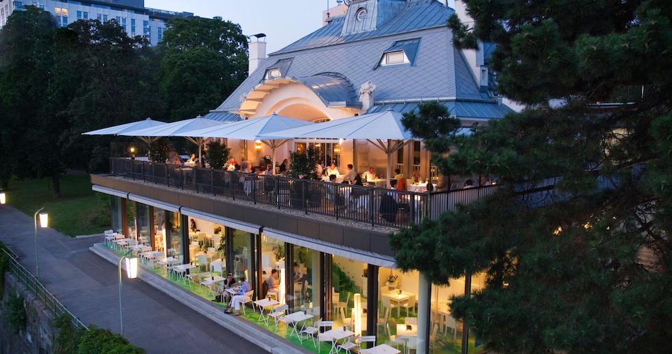 Steirereck, Wien (Austria) no solo tiene una terraza preciosa, sino que es uno de los mejores restaurantes del mundo según The World's 50 best restaurant. Exactamente el número 10 de una lista de 50 restaurantes. Su prestigio es tal, que los premios que conceden son conocidos como los Premios Oscar de la gastronomía.
