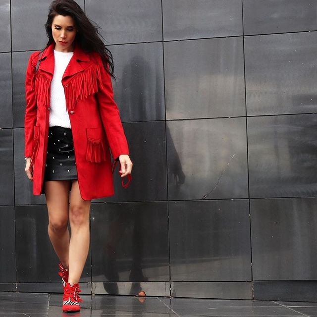 Pilar Rubiio no teme a los estampados ni a los colores potentes como el rojo. Y sí, no nos puede divertir más cómo entiende la moda.