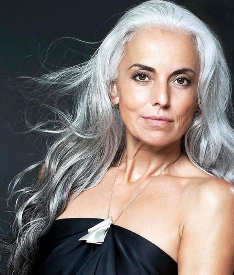 Yasmina Rossi ha llegado a ser proclamada como "la abuela más sexy de Instagram". Y es que el éxito de esta veterana modelo e influencer radica en la aceptación de su edad, por la que no esconde ni sus arrugas, ni tampoco su melena plateada. Actualmente cuenta con 15 mil seguidores en Instagram.
