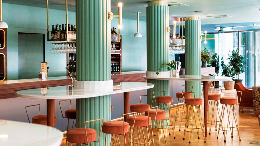 Tras tanta atención prestada al ramen, el ceviche o los poke bowls, volvemos otra vez la mirada a la tradición, con nuevas casas de comidas en las que se sirven platos de toda la vida y los cocineros se enfrentan al reto de dominar como nadie las recetas locales. Ejemplos: los torreznos de Casa Alicia, en Madrid; los platos de aires castizos de Gran Clavel (en la foto) o Granja Elena, en Barcelona; la cocina valenciana del chef Vicente Patiño, en Sucar; o la de caza del Lera, en Castroverde de Campos (Zamora), un mítico de toda la vida.