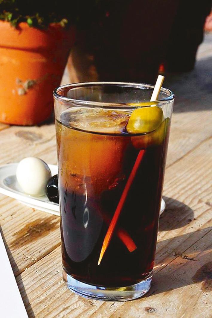 El aperitivo favorito de nuestro país empieza a verse acompañado (¿o amenazado?) en las barras por cócteles como el negroni, el sbagliato, el garibaldi o el americano, perfectos como preludio a las comidas y para abrir el apetito con sus fórmulas frescas y más alcohólicas. De igual forma, los amaros, esos digestivos licores de hierbas italianos, empiezan a abrirse un hueco de la mano de cocteleros que se aventuran con ellos como ingrediente.