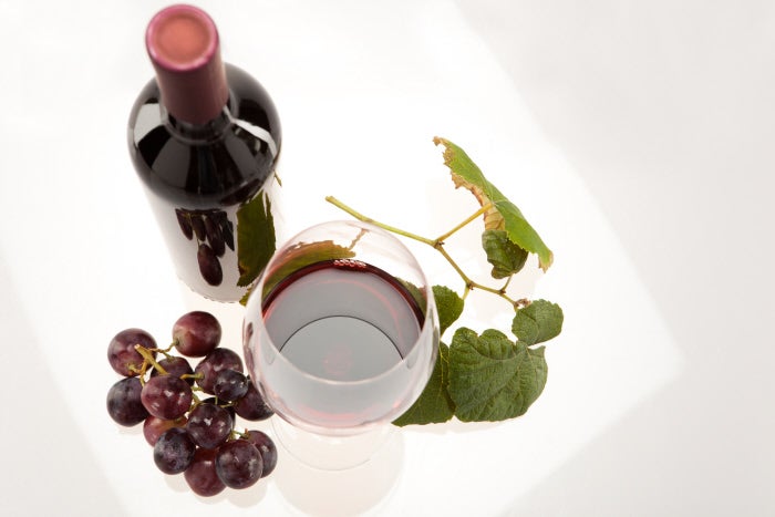 Sí, el vino tinto. Esta bebida activa los genes encargados de evitar el envejecimiento celular gracias al resveratrol y los polifenoles (es importante aclarar que siempre se debe consumir alcohol en cantidades moderadas, según indica la  Fundación Española del Corazón ).