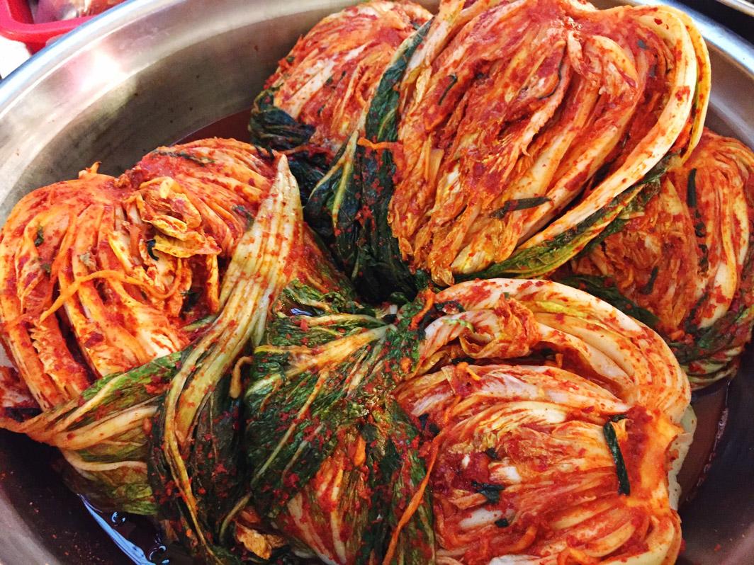 El kimchi se obtiene a partir de la fermentación del repollo chino en dos semanas. Su fermentación produce ácido láctico que fortalece el sistema inmunológico. Es rico en vitamina C, B1, B2, carotenos, calcio y proteínas.