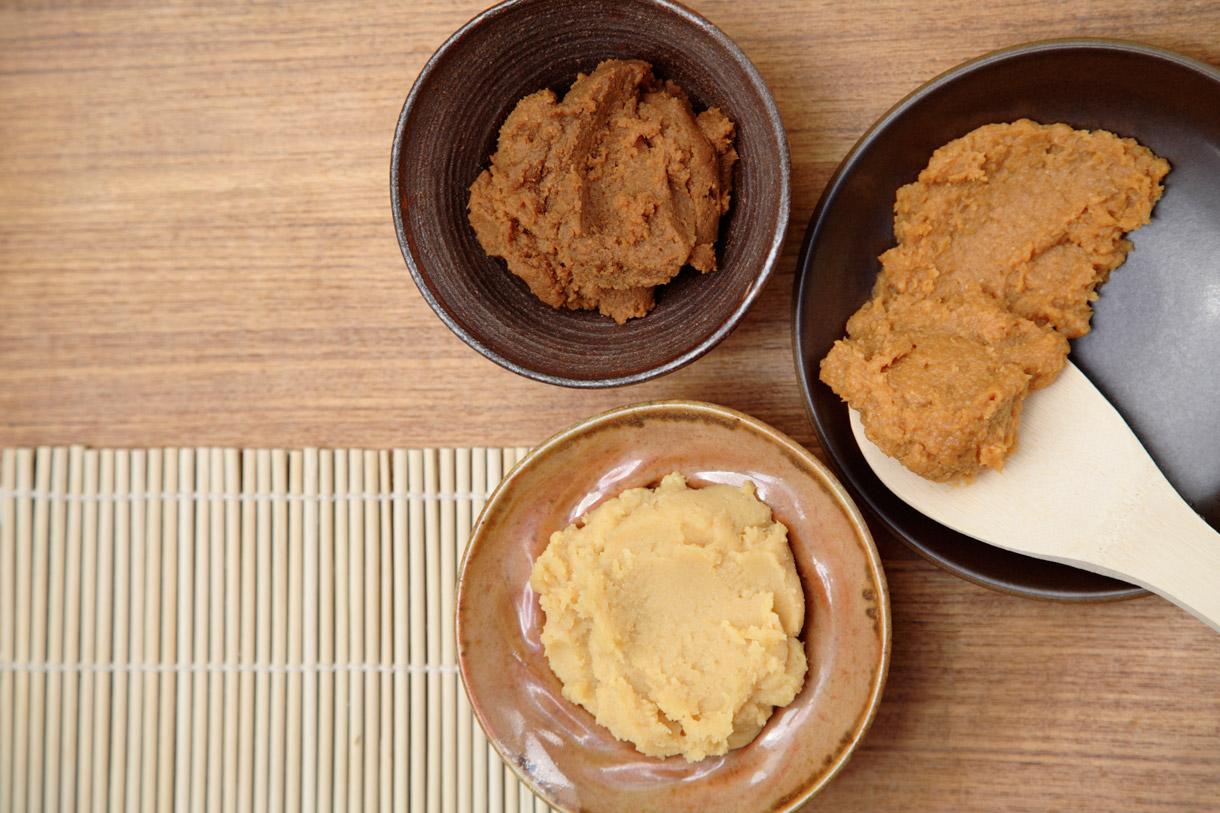 El mismo es una pasta que se obtiene por fermentación de la soja y que genera enzimas digestivas y probióticos. Hay diferentes variedades y su preparación más típica es en la sopa. Pero también puedes utilizarlo como salsa o vinagreta.