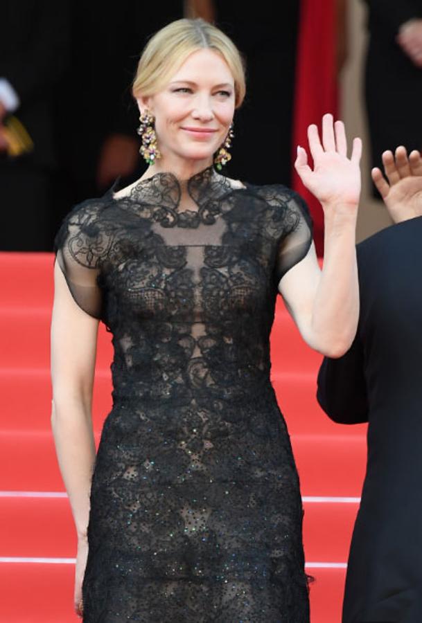 Cate Blanchett con vestido negro de tul con transparencias y encaje que ya lució lució en los  Globos de Oro 2013.  Lo firmaba ya por aquel entonces  Armani Privé  de Alta Costura de la colección Otoño-Invierno 2013. ¡Esperábamos más de ti, Cate!