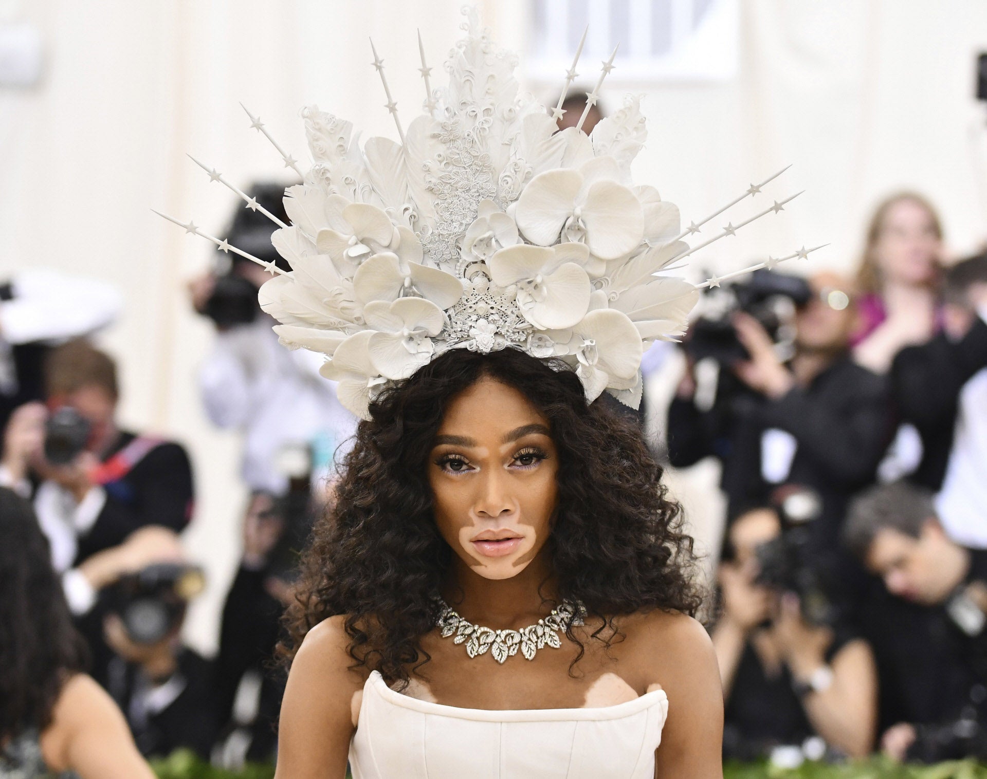 La modelo Winnie Harlow también lució un llamativo tocado de color blanco con flores y espinas.