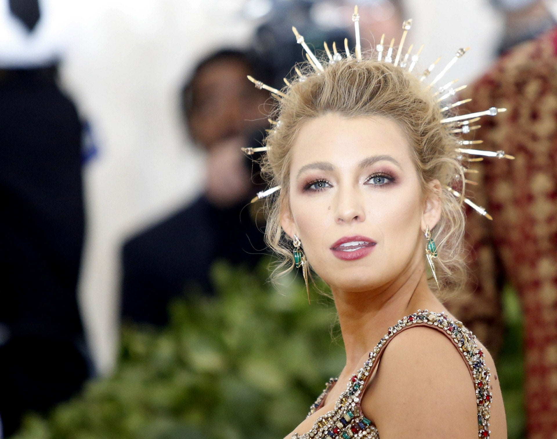 Blake Lively ha lucido una corona de espinas como tocado. La actriz ha adornado así su recogido 'messy' y con volumen en las raíces con el que ha deslumbrado en la alfombra roja de la Gala Met 2018.