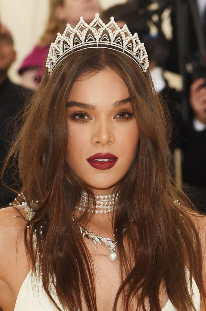 La cantante y actriz Hailee Steinfeld se ha decantado por un tocado más discreto: una diadema con perlas.