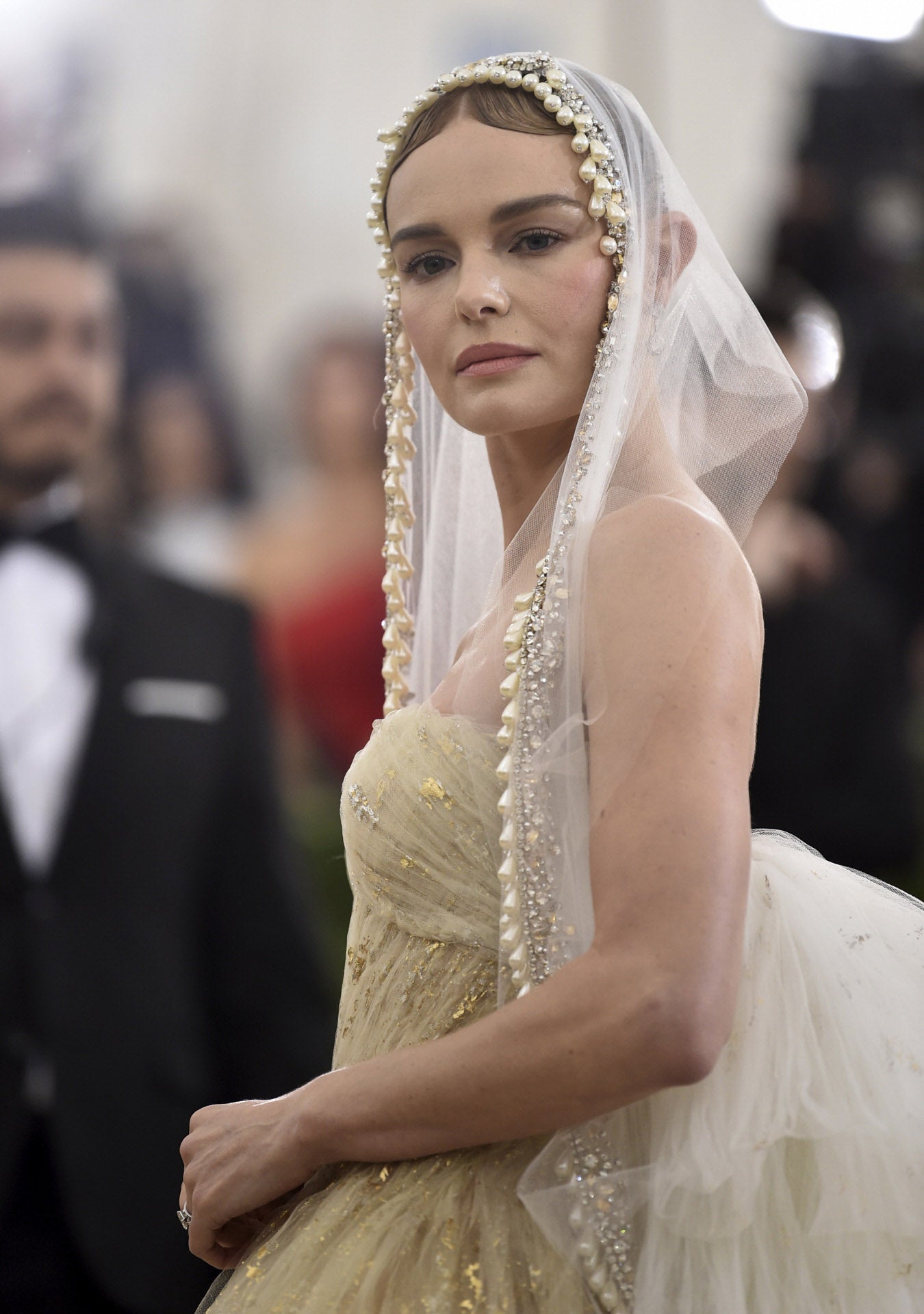 Cual una virgen, Kate Bosworth ha lucido una mantilla en color blanco y ribeteada con perlas. Debajo adivinamos un recogido pulido con ondas retro.