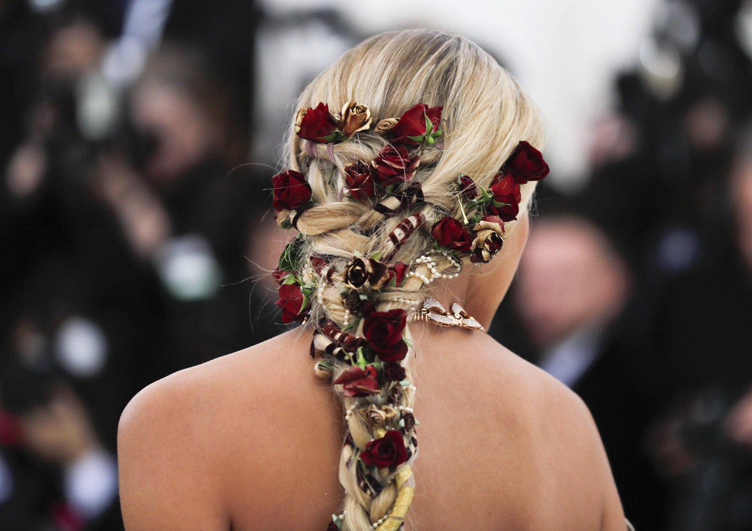 La modelo Jasmine Sanders lució uno de los peinados más románticos de la noche: una trenza baja de tres cabos que adornó con rosas y perlas. ¡Fabulosa!