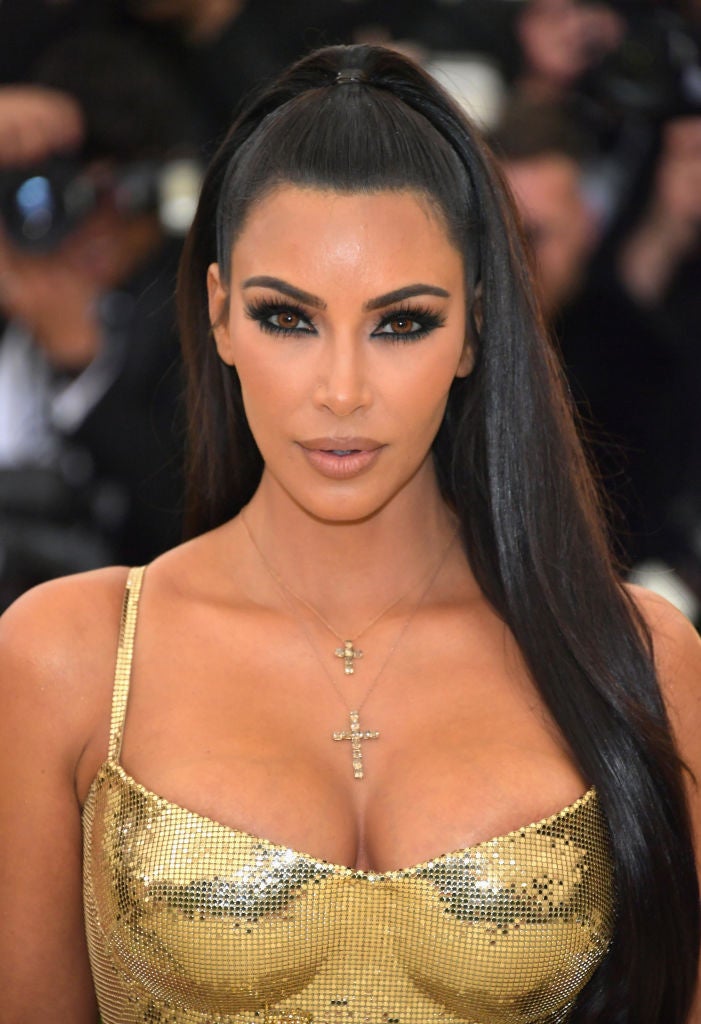 Kim Kardashian ha optado por un semirrecogido con coleta y melena extra lisa.