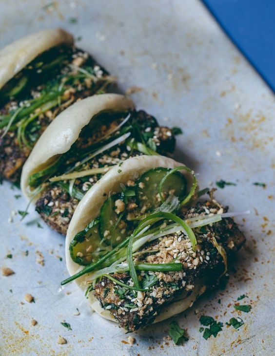 Bao de verduras: ¿Sabías que puedes comer pan en tu dieta? No cualquier tipo de pan, pero el pan bao, está hecho al vapor y es mucho más sano que el resto. Puedes acompañarlo con verduras y además de comer el acompañante perfecto, estará delicioso.