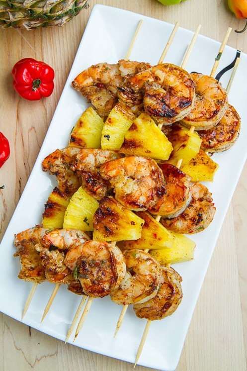 Brocheta de gambas y piña: las frutas son las reinas de las tapas sanas para cenas o meriendas con amigos. Y esta vez van acompañadas de gambas.