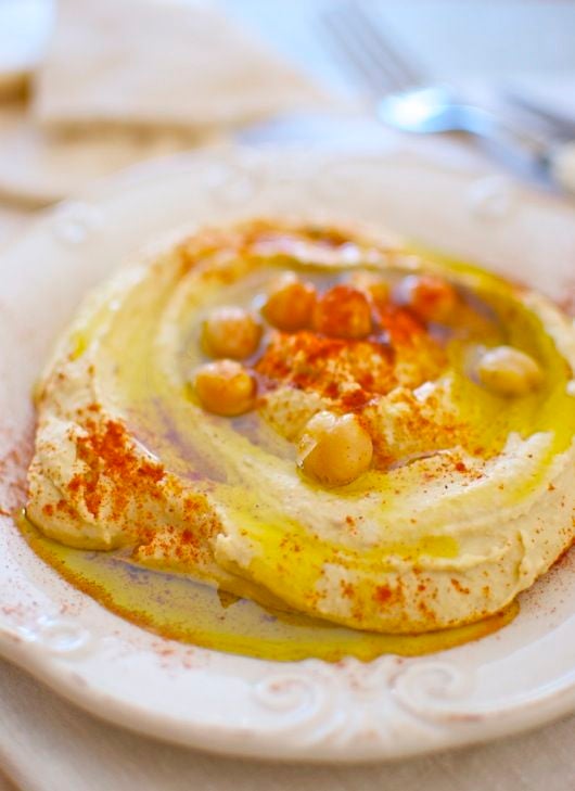 Hummus: El hummus, además de estar de moda, es una de las guarniciones favoritas de los invitados. Siempre que elabores un hummus casero y cuides los ingredientes puede ayudarte a mantener la línea.