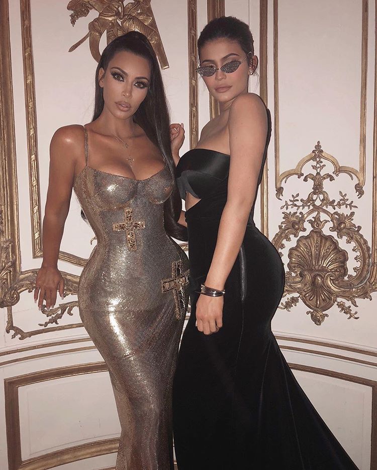 Kim y Kylie, Pin y Pon . Son como el maxi-yo y si mini-me: la una copia a la otra tanto como sucede al revés. Kylie siempre quiso ser como Kim y esta envidia muchísimo la juventud y la influencia 'fashionista' de su hermana. Tal para cual.