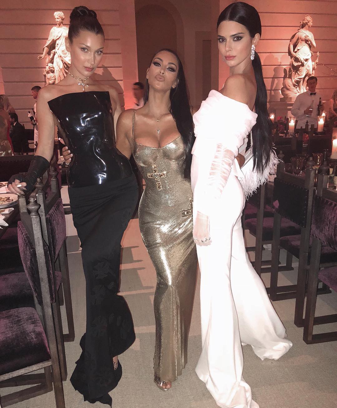 Kim, Kendall y Bella . La verdad es que Kim tiene valor al posar con dos supermodelos como su hermana Kendall y Bella Hadid. Aunque la gran Kardashian compensa la altura de ambas con su característico posado con morritos.