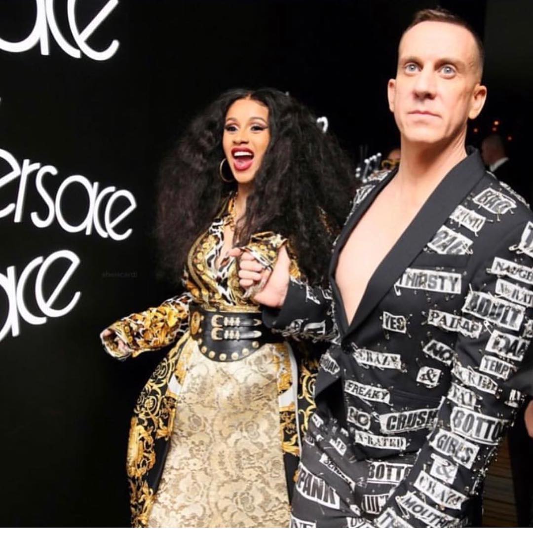 Cardi B y Jeremy Scott . La parejita mejor avenida de la gala siguió la fiesta (la de Versace) sin tanto bordado encima, aunque ella seguía con un 'look' imperial.