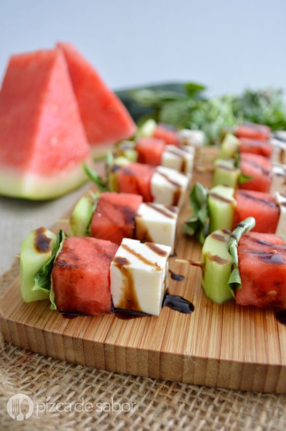 Brocheta de frutas: Ahora que se acerca el buen tiempo, aprovechamos para comer cosas frescas, y qué mejor que las frutas. Además, también está el infiltrado queso ricotta.